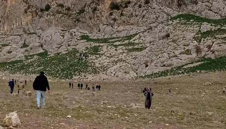 Koyunlarını kurtarmak isterken uçurumdan düşüp öldü