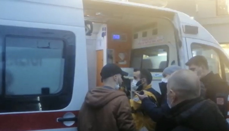 Parfüm almak istemeyen turistin kafasında şişe kırdılar