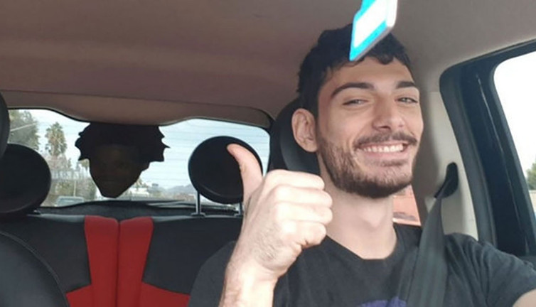 Takipçilerinden para çaldı Tesla aldı