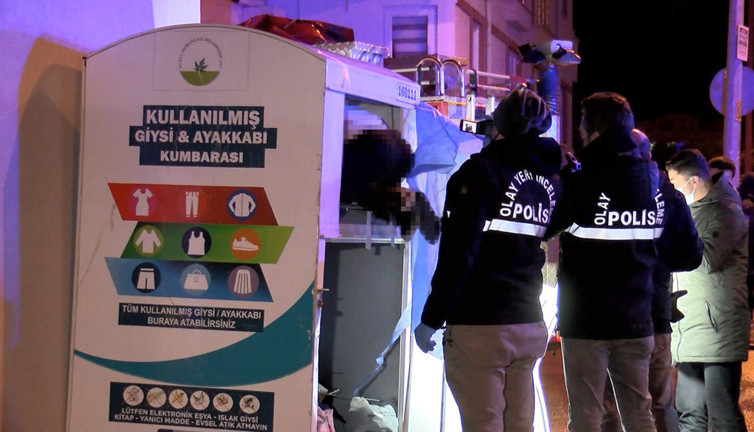 Giysi kumbarasında akıl almaz ölüm! Başı sıkışınca asılı kaldı…