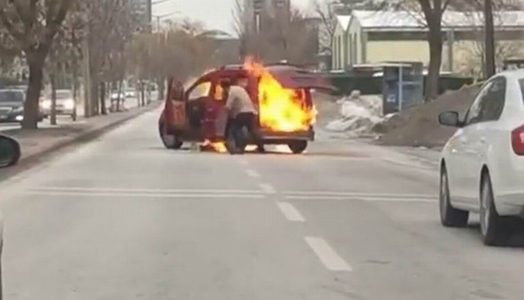 Karısına sinirlendi aracını yaktı