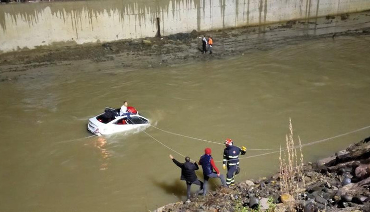 Araçlarının tavanında kurtarılmayı böyle beklediler