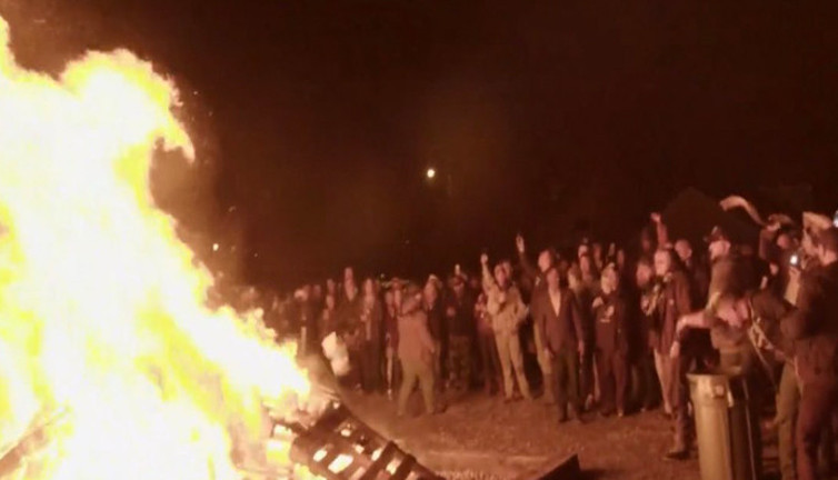 ABD’li tarikattan kitap yakma ayini. Yobaz her yerde yobaz