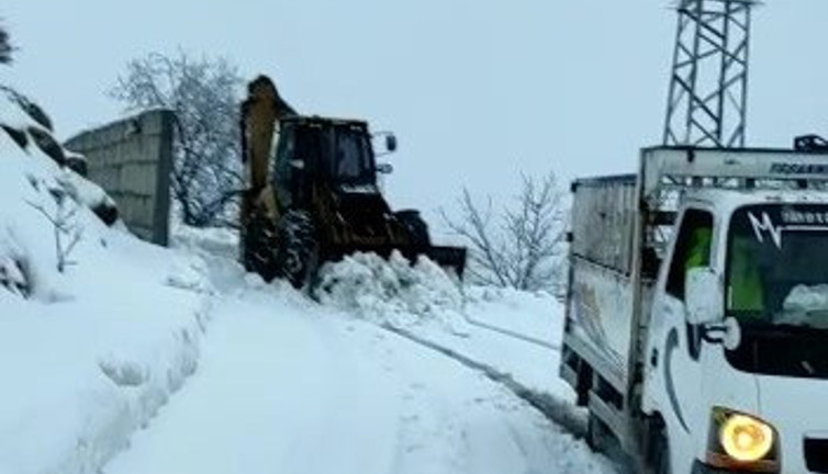 Karda mahsur kalan 4 kişi kurtarıldı