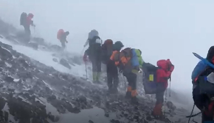İranlı dağcılar Ağrı Dağı’nda ölümden döndü