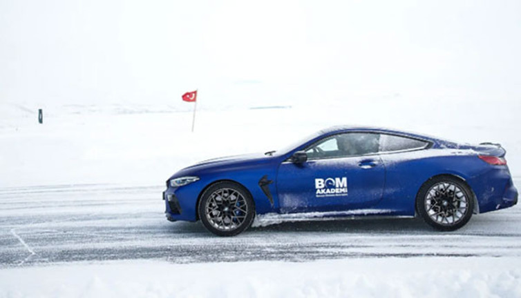 Donmuş Çıldır Gölü'nde drift keyfi! Adrenalin dolu anlara sahne oldu