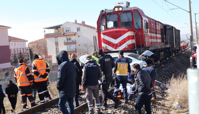 Ölüm treni 300 metre sürükledi