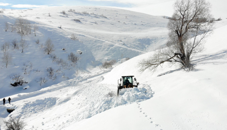 Kar kaplanları, yolları ulaşıma açmak için fedakarca çalışıyor