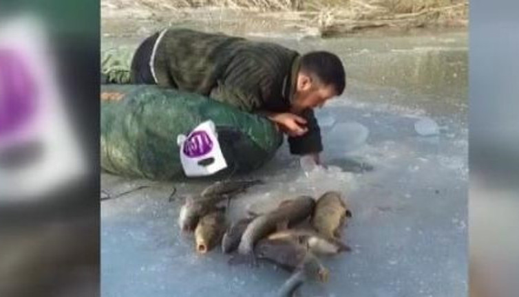 Eksi 20 derecede elleriyle balık avlıyor