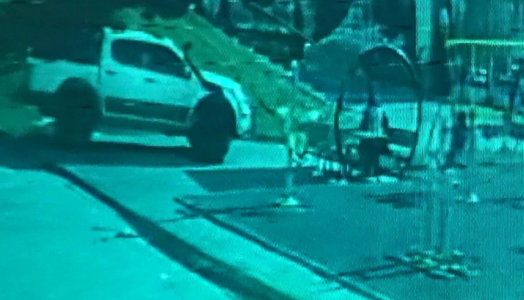 Freni bozulan kamyonet parktaki kameriyeye çarptı: 2 yaralı