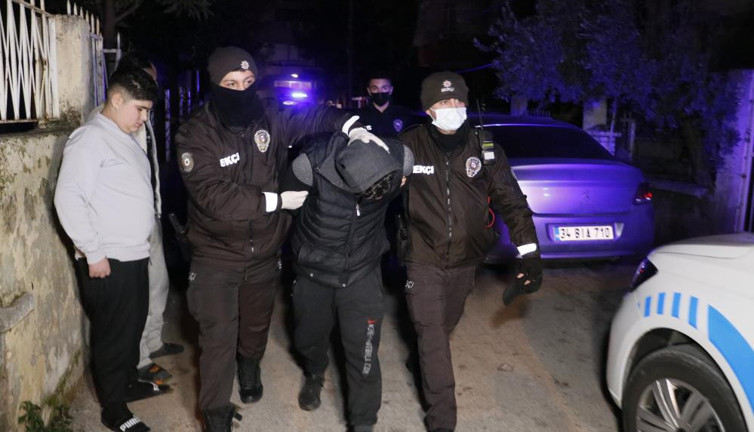 Çaldıkları araca çaldıkları motosikleti yüklediler