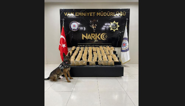 Araçtaki 114 kilo eroini narkotik köpeği 'Thor' buldu