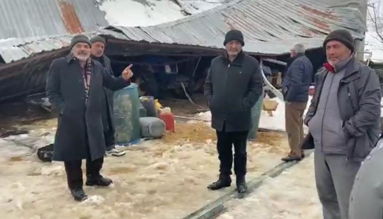 Kar Kırşehir’de mandıra çatısını çökertti! Çiftçi isyan etti