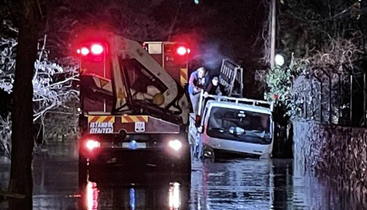 Beykoz’da dere taştı: 3 kişi mahsur kaldı