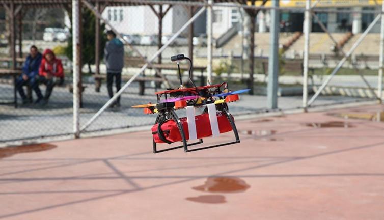 Öğrenciler geliştirdi! Bu drone acil durumlarda ilk yardım seti ulaştıracak