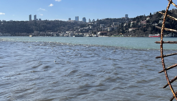İstanbul Boğazı’nın rengi değişti