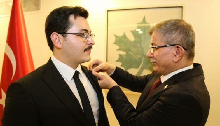 Rozeti Ahmet Davutoğlu taktı. AKP'de deprem