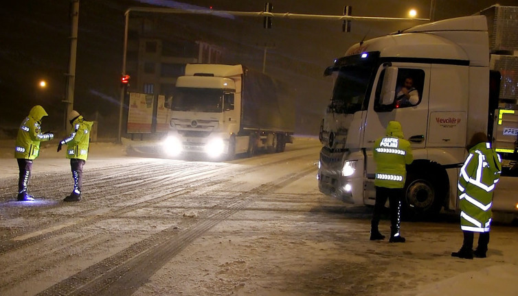 Aksaray-Konya karayolu kar yağışı ve tipi nedeniyle trafiğe kapatıldı