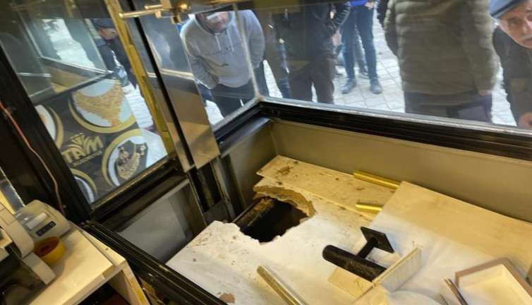 Dere yatağından girdiler altın dolu kasayı boşalttılar