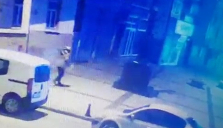 Adalet Anıtı'nı, kadın kıyafeti ve topuklu ayakkabı giyerek yakmış