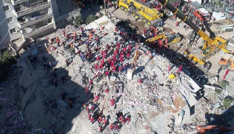 İzmir depreminde yıkılan binanın duruşmasın yürek yakan anlar! Acılı baba mahkemeye ölen kızının ayakkabılarıyla geldi