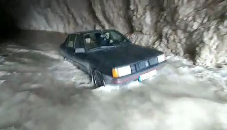 132 yıllık taş yol suyla doldu! Sürücüler zor anlar yaşadı…