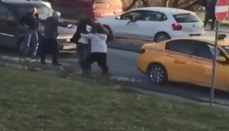 Taksici ile yolcunun kavgası boks maçlarını aratmadı
