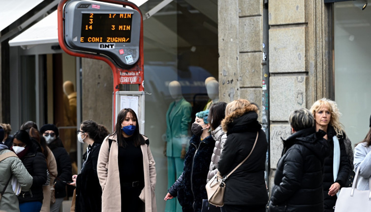 İtalya'da açık havada maske takma zorunluluğu kaldırıldı