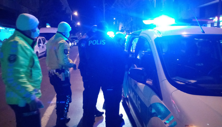 Yol ortasında direksiyon başında sızdı, sözleri şaşkına çevirdi!