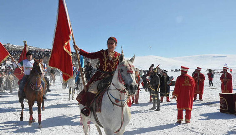 Buz tutan gölde festival yaptılar