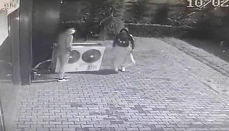 Klima ünitesini çalan hırsızlar kamerada! İşte o anlar…