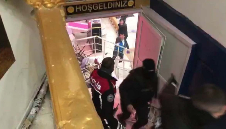 Düğün salonu savaş alanına döndü! 5 polis ile 1 bekçi yaralandı…