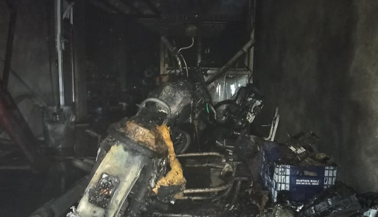 Isınmak isterken kendilerini ve tamirhaneye yaktılar