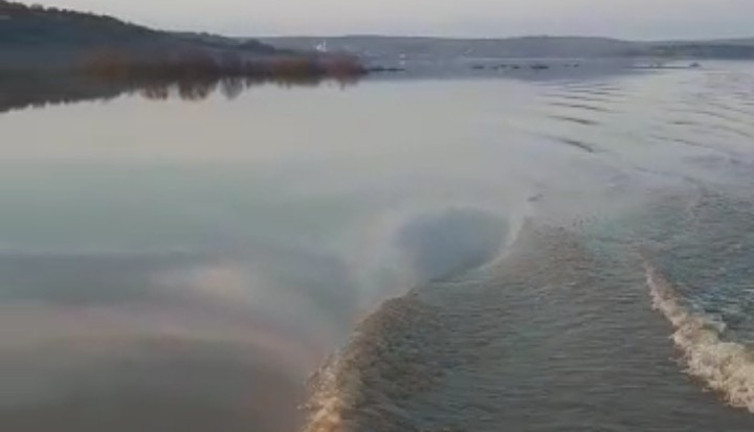 Köylüler arazide kayıkla dolaşıyor