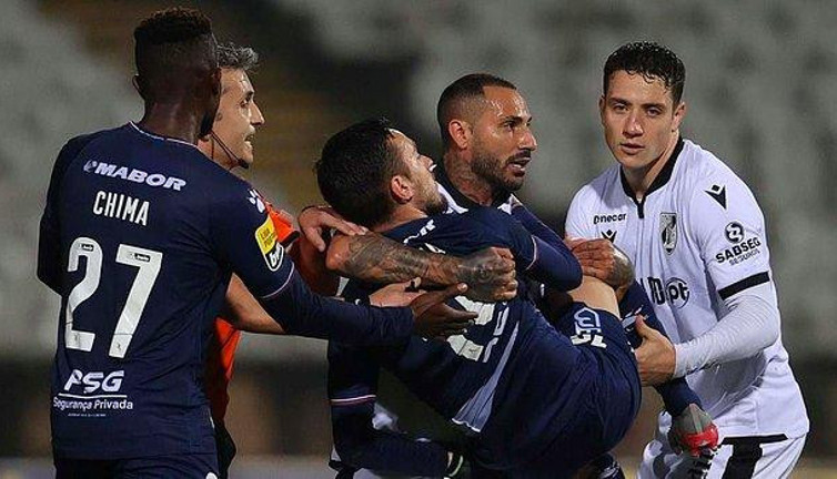 Quaresma kucağına alıp götürdü. Spiker kahkahayı bastı