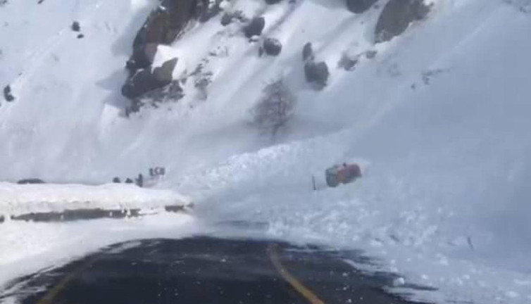 Artvin’de çığ düştü! İş makinesi kara gömüldü…