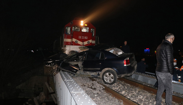Yolcu treni hemzenin geçitte çarptı! Canını son anda atlayarak kurtardı. Otomobil 1 kilometre sürüklendi