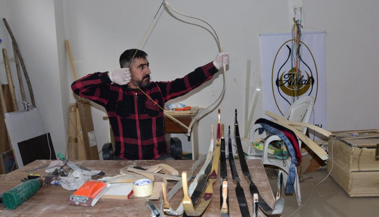 Kendi imkanlarıyla kurduğu atölyede yay üretiyor