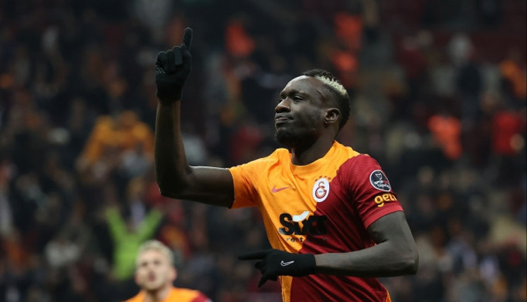 M'baye Diagne patronluğa soyundu! İş yerinin baş köşesine onun fotoğrafını astı