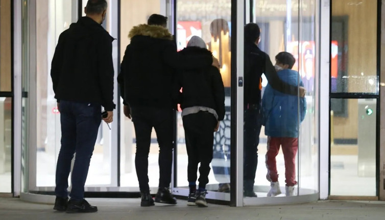 Araba çalmadan duramayan çocukların kurbanı olan galerici bakın hangi siyasetçinin kuzeni çıktı!