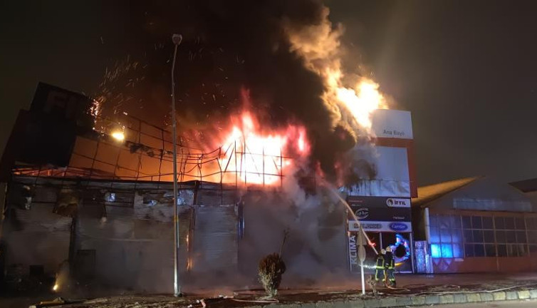 İş yeri patlaya patlaya yandı