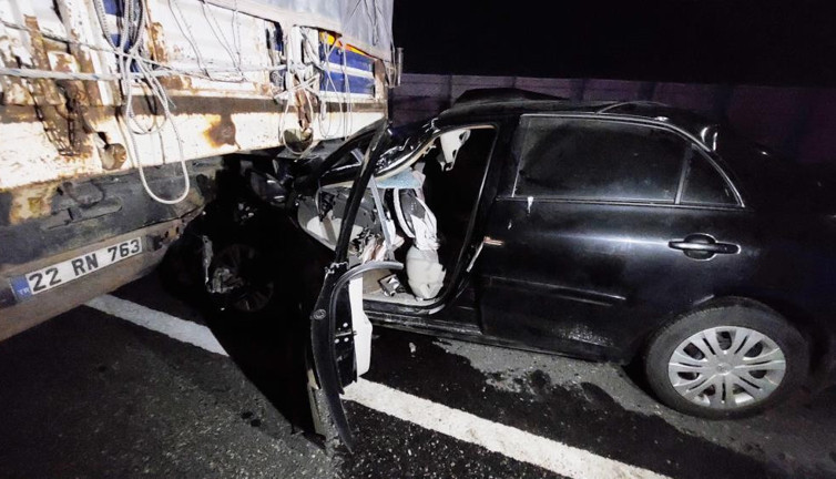 Kamyona ok gibi saplandı 64 metre sürüklendi