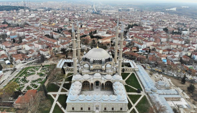 Selimiye'de Mihrap Kubbesi üzerinde kalem işi raspalarına başlandı