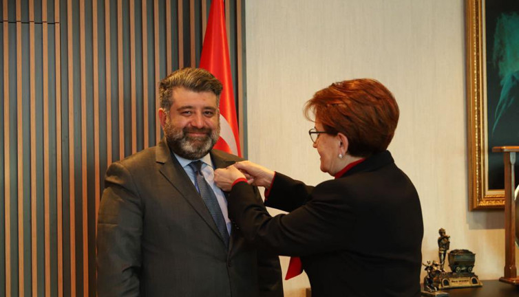 İYİ Parti'den sürpriz transfer. Rozeti bizzat Meral Akşener taktı