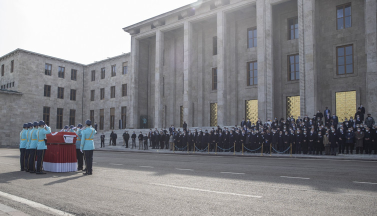 Eski Bakan Kumbaracıbaşı için Meclis'te tören düzenlendi