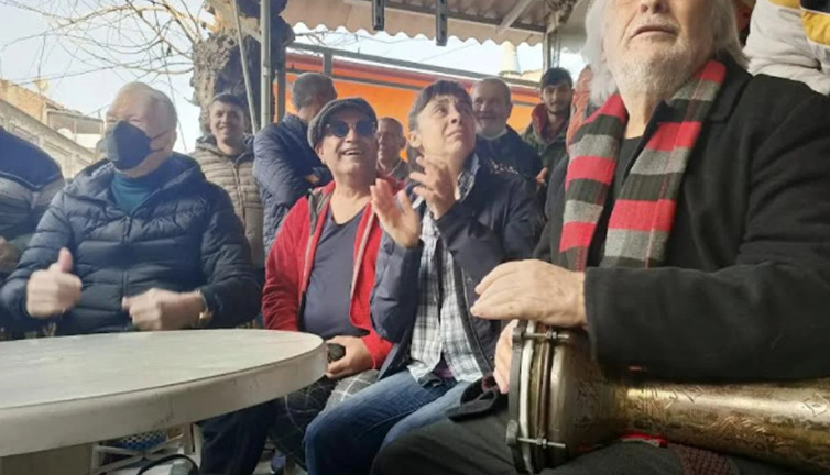 Uğur Dündar Darbukatör Bayram'ı getirdi Romanlar coştu