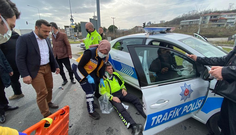 Polis aracı ile otomobil çarpıştı. 2 yaralı