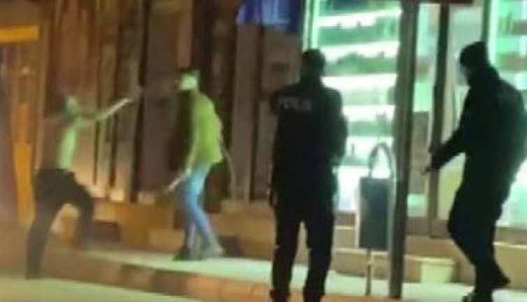 Bir elinde silah bir elinde satırla dehşet saçtı