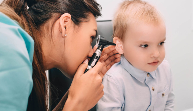 Çocuklarda orta kulak iltihabı işitme kaybına neden olabiliyor