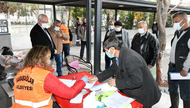 İzmir’de CHP’li belediyeden köylüye gübre desteği